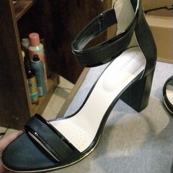 Katherine Kelly Heels 👠 - Picture 3 of 6
